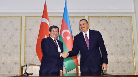 İlham Əliyev Əhməd Davudoğlunu təbrik etdi