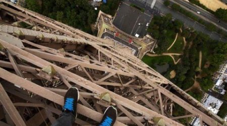 Экстремал покорил Эйфелеву башню