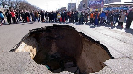 Авария в канализационной трубе в Баку: Осела дорога