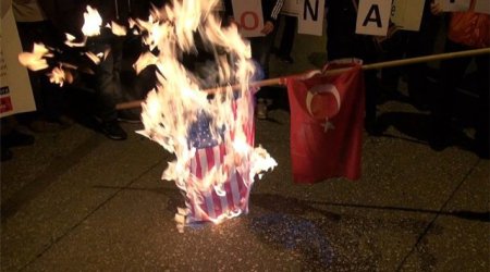 Türkiyə bayrağı yandırıldı