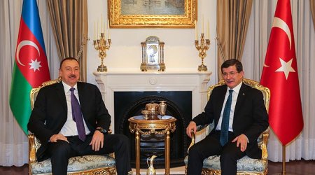 İlham Əliyev Əhməd Davudoğlu ilə görüşür