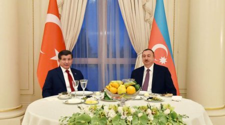 Əhməd Davudoğlunun şərəfinə ziyafət verildi