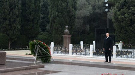 İlham Əliyev ümummilli lider Heydər Əliyevin məzarını ziyarət etdi