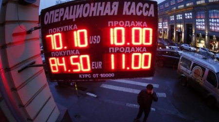Ruble drops to record-low close after Fed liftoff as crude falls