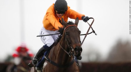 Lizzie Kelly makes horse racing history at Kempton