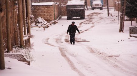 В Баку выпал первый снег в Новом году -  ФОТО