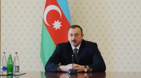 Azərbaycan prezidenti: “Manatı əvvəlki səviyyədə saxlamaq qeyri-mümkün idi”