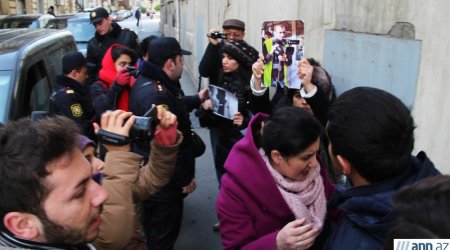 Журналисты провели акцию перед зданием суда