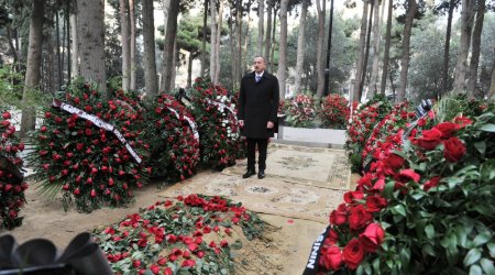 İlham Əliyev akademik Cəlal Əliyevin məzarını ziyarət etdi - Fotolar