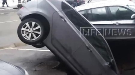 Автомобиль попал в воронку