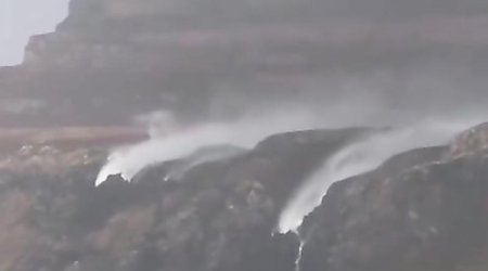 Шторм развернул водопад