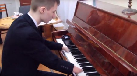 Watch This 15-Year-Old Who Was Born Without Fingers Beautifully Play Piano