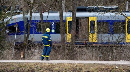 Пассажирский поезд сошел с рельсов