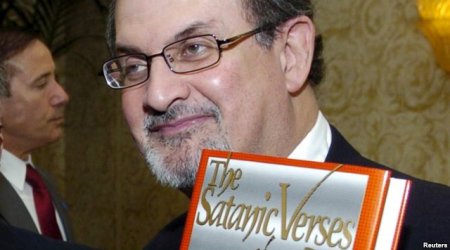 İran mətbuatı Salman Rüşdüyə yeni qətl fətvası verdi