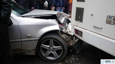 В Баку маршрутка попала в ДТП