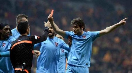 Hakimə qırmızı vərəqə göstərən türk futbolçuya sərt cəza