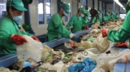 На бакинских свалках нашли 90 кг денег