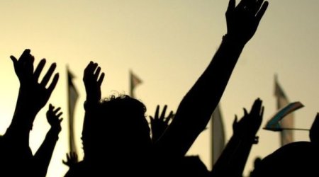 Azərbaycanda rus dilinə qarşı etiraz: Bir neçə tamaşaçı zalı tərk etdi