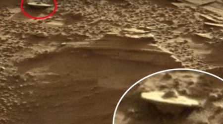 Incredible image of 'crash-landed' spacecraft on Mars baffles experts