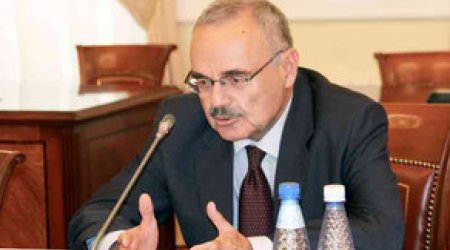 Artur Rasi-zadə Milli Məclisdə hesabat verir