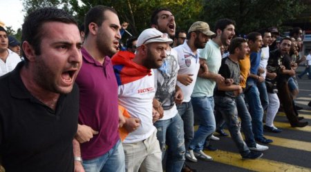 Армяне вновь протестуют