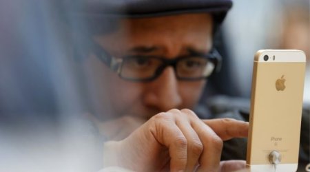 Apple revenue falls for first time since 2003