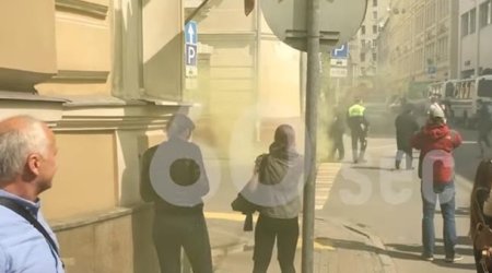 Посольство забросали файерами