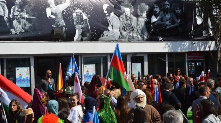 Gənc Tamaşaçılar Teatrının yaradıcı heyəti Beynəlxalq festivaldan qayıtdı - FOTOLAR