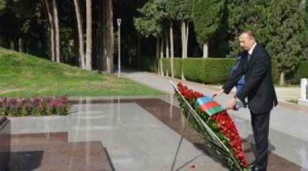 İlham Əliyev Heydər Əliyevin məzarını ziyarət etdi