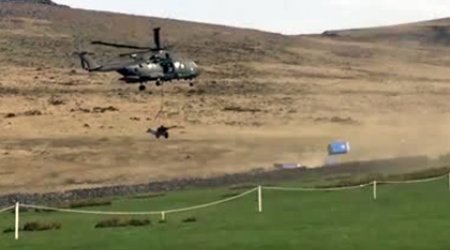Вертолет сдул биотуалеты - ВИДЕО