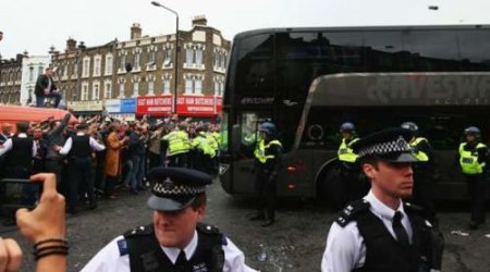 “Mançester Yunayted”in avtobusu daşa basıldı
