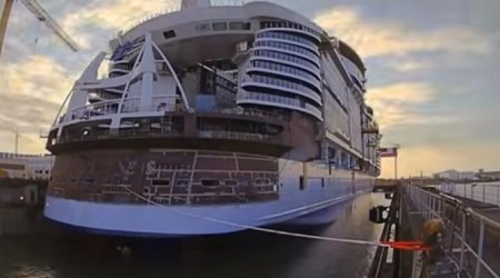 Уплывает самый большой лайнер