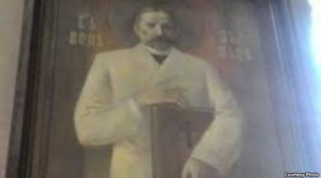 Yazıçının portreti kilsədə müqəddəslərlə birgə