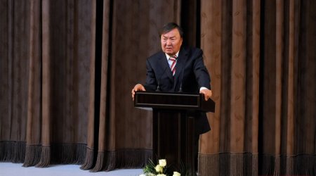 Oljas Süleymenov Azərbaycan prezidentinin fəxri diplomu ilə təltif edildi