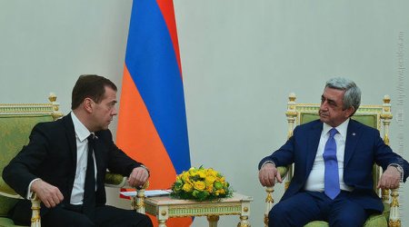 Sarkisyan Medvedev ilə danışıqlarda