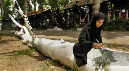 Fallen plane tree becomes symbol of protest in Kashmir