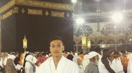 Mesut Özil Məkkəni ziyarət etdi