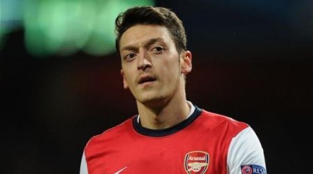 Özil yenə 