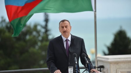 Prezident Azərbaycan Xalq Cümhuriyyətinin şərəfinə ucaldılmış abidəni ziyarət etdi