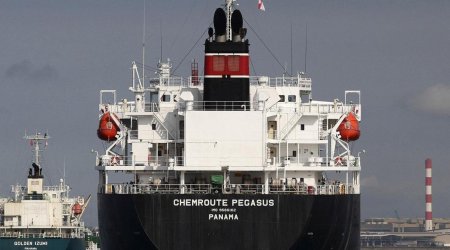 Why are more and more oil ships anchoring off Singapore?