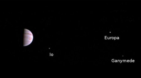 Juno probe returns first in-orbit Jupiter photo