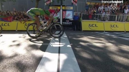 Peter Sagan wins stage 16 as Chris Froome keeps lead