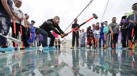 China's glass walkway opens in Tianmen mountain