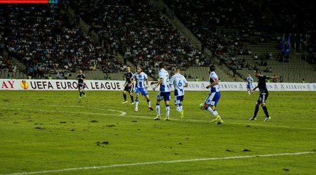 İsveç Respublika stadionunun ot örtüyündən şikayət etdi
