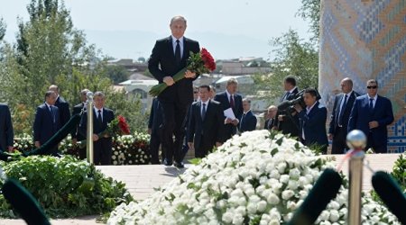 Putin İslam Kərimovun məzarını ziyarət edib
