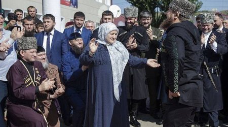 Kadırov anası ilə birgə 