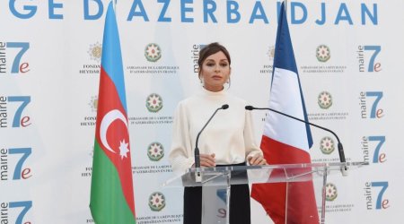 Mehriban Əliyeva Parisdə “Azərbaycan şəhərciyi”nin rəsmi açılışında - FOTOLAR