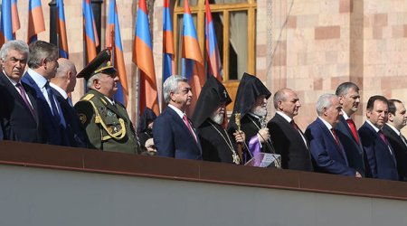 Ermənistanda keçirilən paradda əsgər özündən gedərək yıxıldı