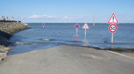 Дорога тонет дважды в сутки - ВИДЕО