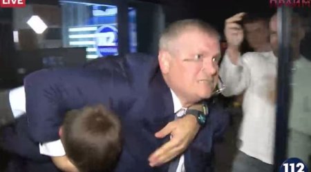 Ukraynada deputatlar jurnalistlərin gözü önündə dava saldılar – VİDEO